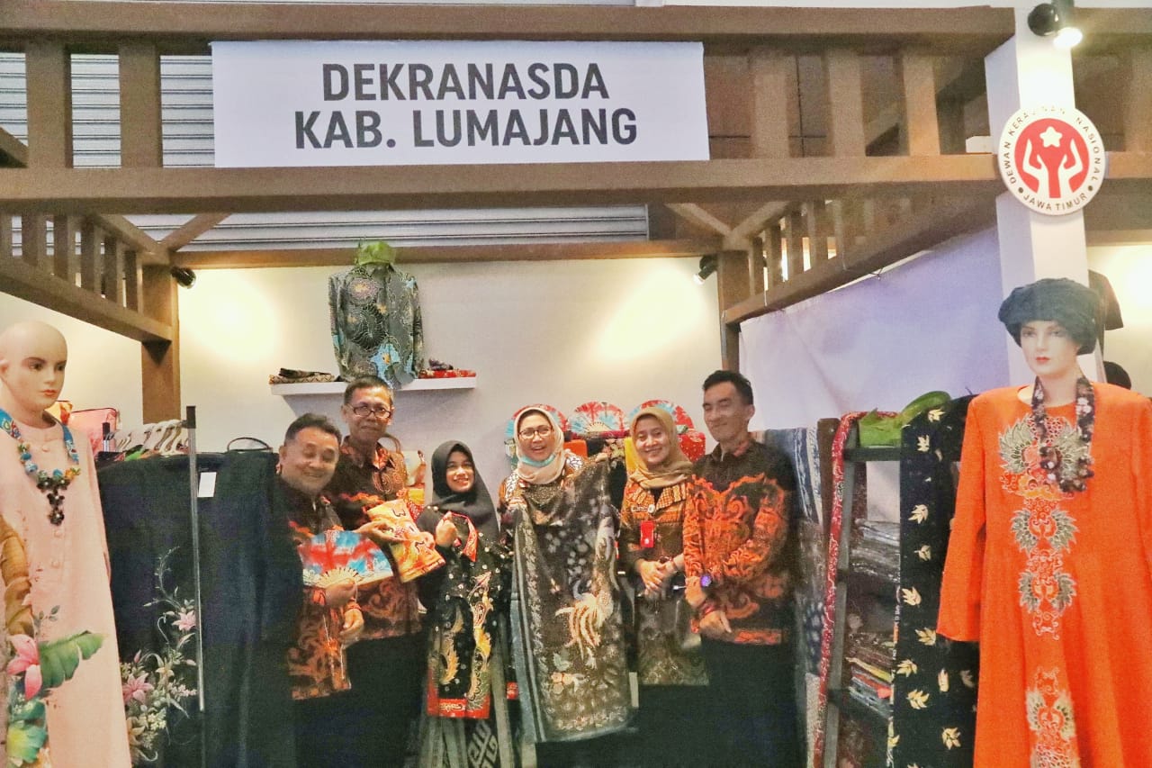 Ketua Dekranasda Jatim Arumi Bachsin Kagumi Batik Lumajang