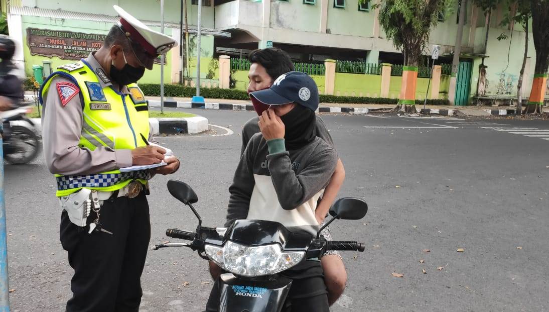 Polisi Lumajang Tilang Warga Bermotor Tertib Pakai Masker Tanpa Helm
