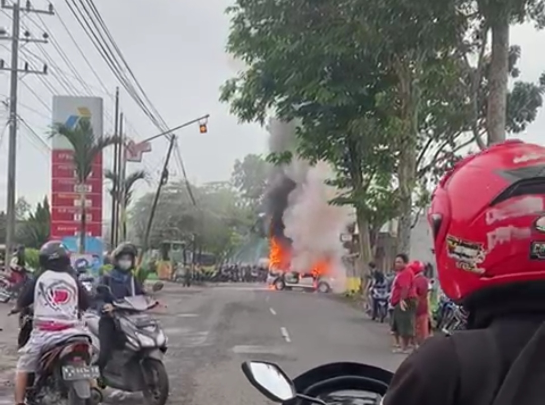 Mobil Bawa Jeriken Terbakar Usai Isi Bensin di SPBU Srebet Lumajang 