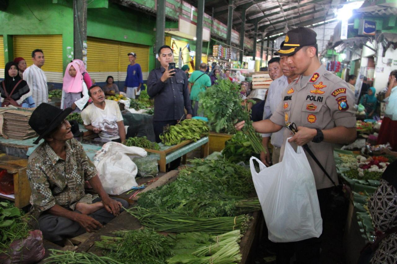 Ketemu Sayur Favorit,  AKBP Arsal Sahban Borong Daun Kelor di Pasar