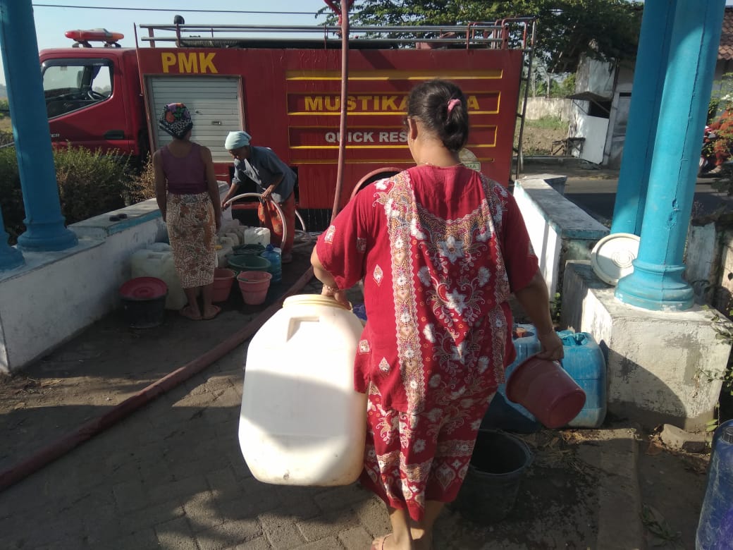 Kekeringan  Lumajang, Ibu-Ibu Warga Blukon Berebut Air Bersih Bantuan