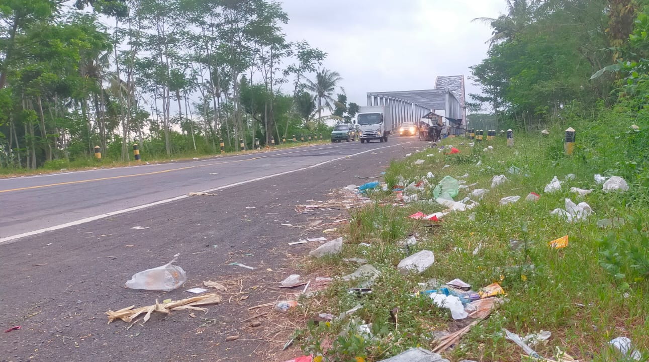 Pengunjung Tinggalkan Banyak Sampah di Jembatan Selowangi JLS Lumajang
