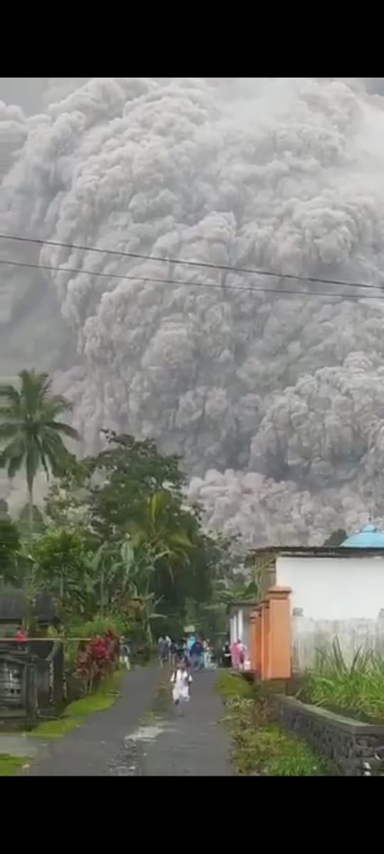 Gunung Semeru Lumajang Jawa Timur Meletus Warga Panik