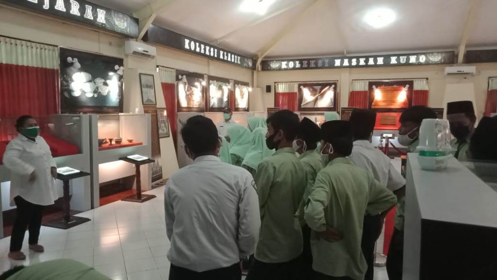 Pelajar MTs Nurul Huda Ranuyoso Kunjungi Museum Daerah Lumajang
