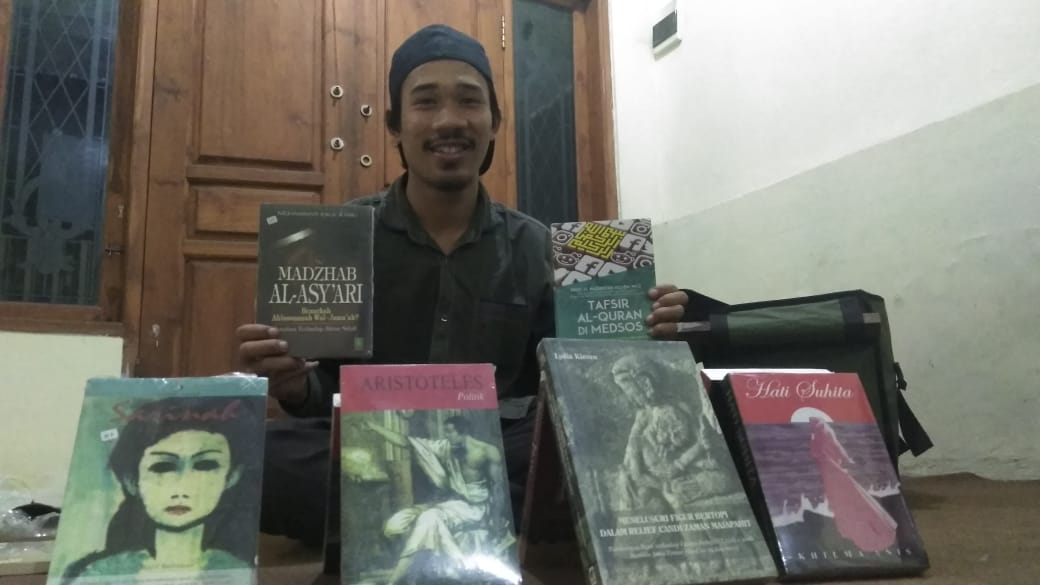 Ucok Seorang Mahasiswa Jualan Buku Untuk Perkaya Literasi Lumajang