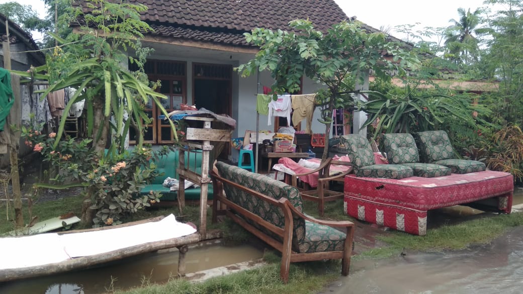 Warga Korban Banjir Mulai Bersih-Bersih Rumahnya
