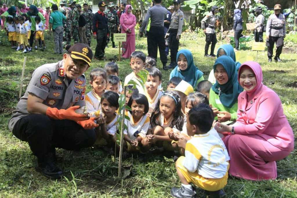 AKBP Adewira Bersama Anak TK Tanam Pohon di Mapolsek Klakah Lumajang