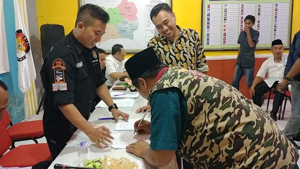 KPU Lumajang Berikan Alat Peraga Kampanye Partai dan DPD RI