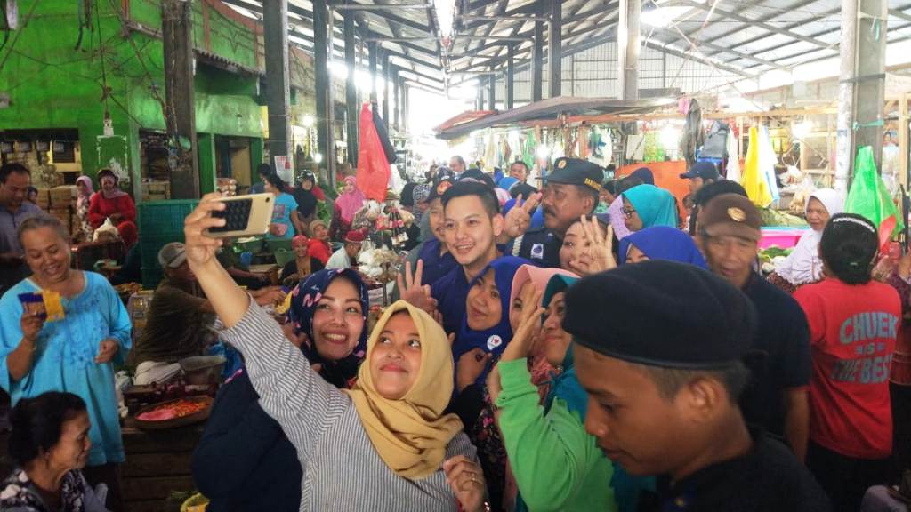 Ferly, Artis FTV Diajak Foto Selfie Padagang Pasar Baru Lumajang