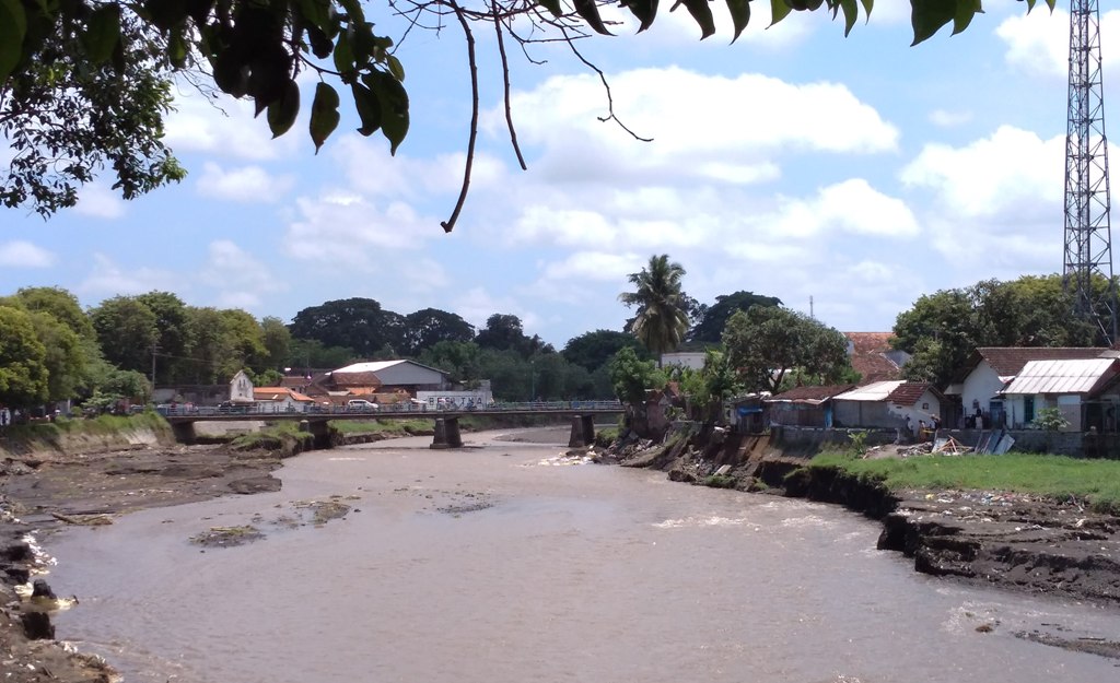 Banjir Kali Asem Semakin Mendekati Permukiman Warga