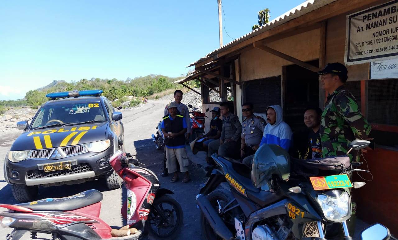 Truck Pasir Sementara Lewat Jalan Padat Penduduk Gondoruso