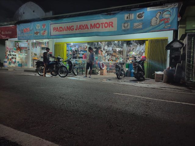 Toko Bengkel Padang Jaya Motor Padang Lumajang Ramai Pembeli