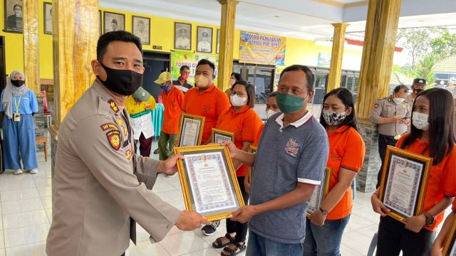 Relawan Tunjungrejo Vaksin Mendapat Penghargaan dari Kapolres Lumajang