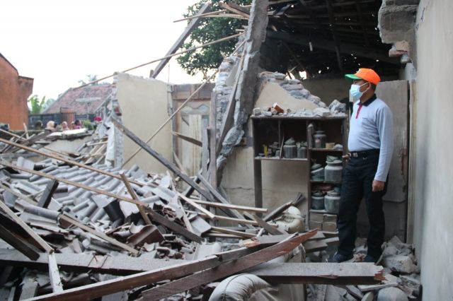 Rumah Roboh Diterjang Gempa Kakek 98 Tahun Pasrujambe Alami Luka