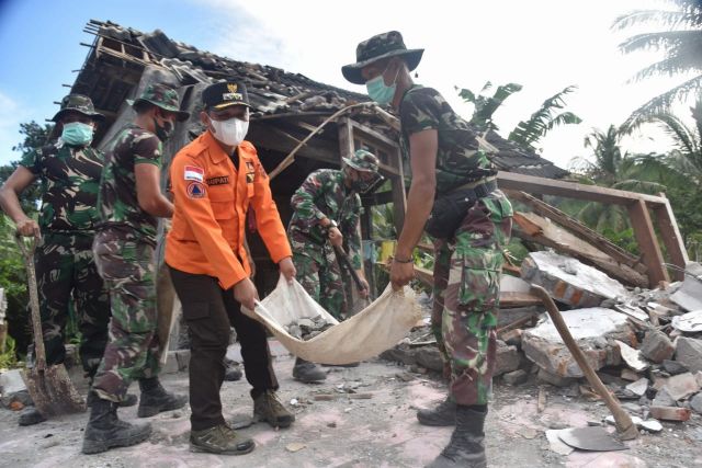 Cak Thoriq  Keliling Gotong Royong  Bantu Korban Gempa Lumajang