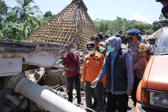 Gubernur Sampaikan Duka Mendalam Bagi Keluarga Korban Gempa Lumajang