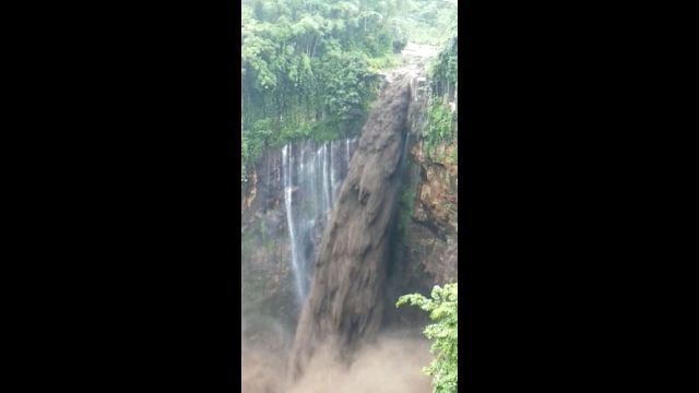 Video Air Terjun Tumpak Sewu Dilintasi Banjir Lahar Semeru  Viral