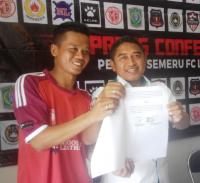 Teken Kontrak Bersama Semeru FC, Reza Mustofa Si Anak Hilang Kembali Pulang