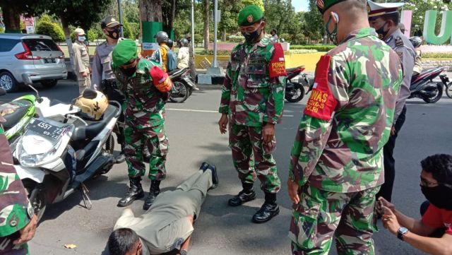 TNI dan Polri Tertibkan dan Beri Sanksi Warga Lumajang Tak Bermasker