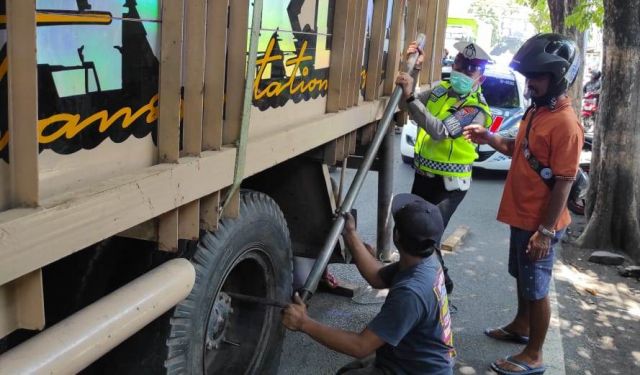 Polantas Lumajang Bantu Sopir Truk Alami Ban Bocor