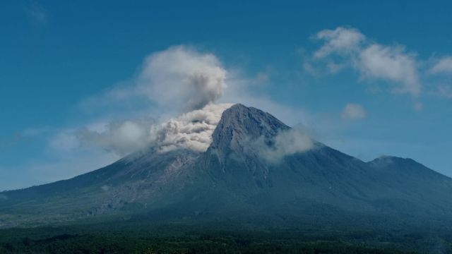 Gunung Semeru Lumajang Sabtu Siang Semburkan Awan Panas Guguran
