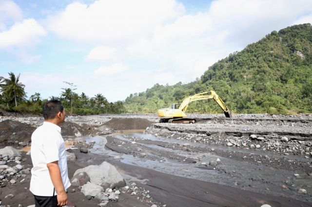 Tanggul Darurat Dibangun Tahan Banjir di Wareng-Purorejo Lumajang