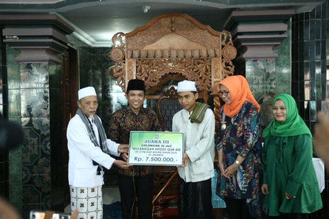 Cak Thoriq  Berikan Beasiswa Ke Santri Ponpes Syarifuddin Juara Tahfidz Qur'an