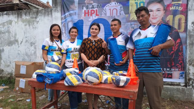 Hari Putri Lestari DPRD Jatim Salurkan Alat Olahraga di Lumajang