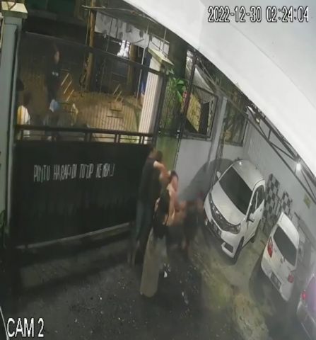 Video Viral Rekaman CCTV Pengeroyokan Terjadi di Kosan Lumajang 