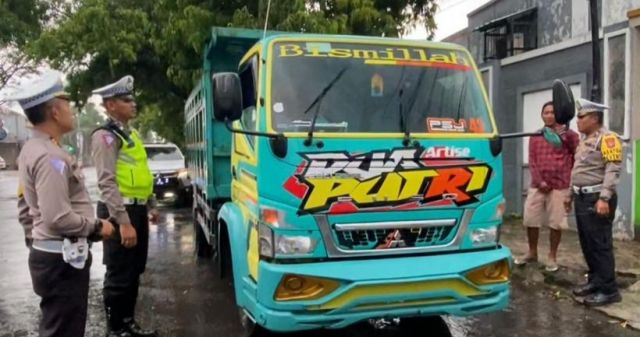 Aksi Ugal-ugalan di Jalan Raya Lempeni Lumajang, Polisi Tilang Sopir Truk Pasir 