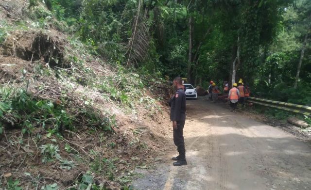 Longsor KM 55 Tutup Bahu Jalan di Piket Nol Jalur Lumajang-Malang
