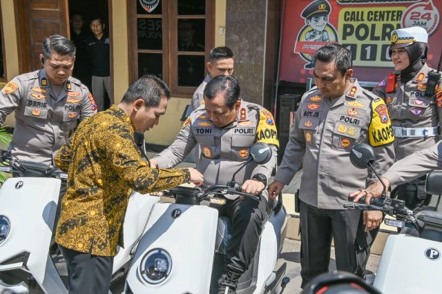 Kunker Kapolda Jatim ke Lumajang, Cak Thoriq Berikan Sepeda Motor Gratis ke Polres
