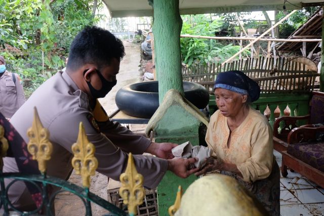 AKBP Eka Yekti Bagikan Nasi Bungkus ke Korban Banjir Lumajang