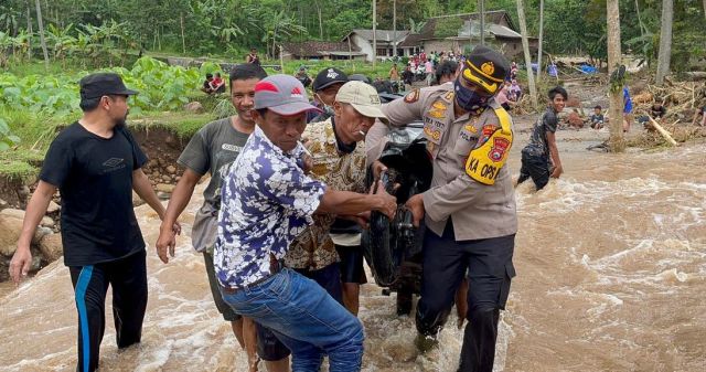 Kapolres Lumajang AKBP Eka Yekti Bantu Korban Longsor di Sawaran Kulon