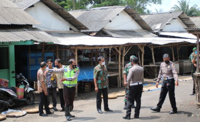 Macet Arus Mudik, Polisi Kumpulkan Pedagang Pasar Ranuyoso Lumajang