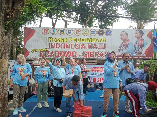TPD Prabowo Gibran Lumajang Bagikan Makan dan Susu Gratis di Alun ALun