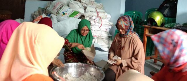 Mbak Farin Thoriq Juga Ikut Bungkusi Nasi Untuk Korban Banjir