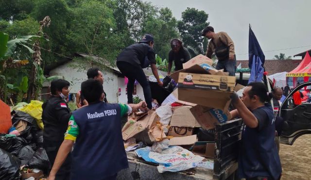 Relawan NasDem Bersihkan Sampah di Posko Pengungsi Erupsi Semeru
