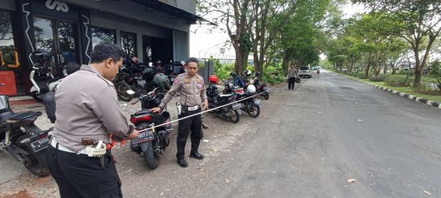 Bruaak, Sepeda Motor Tabrak Pick Up di Embong Kembar Lumajang 