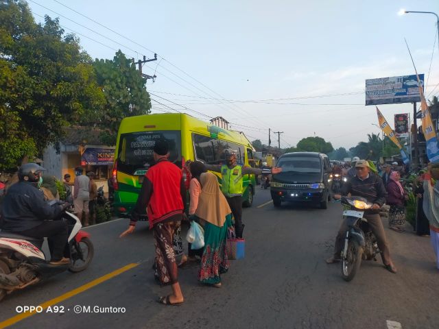 Jalur Lumajang- Probolinggo Arus Lalu Lintas Padat, Polisi Atur Pedagang Pasar Pisang 