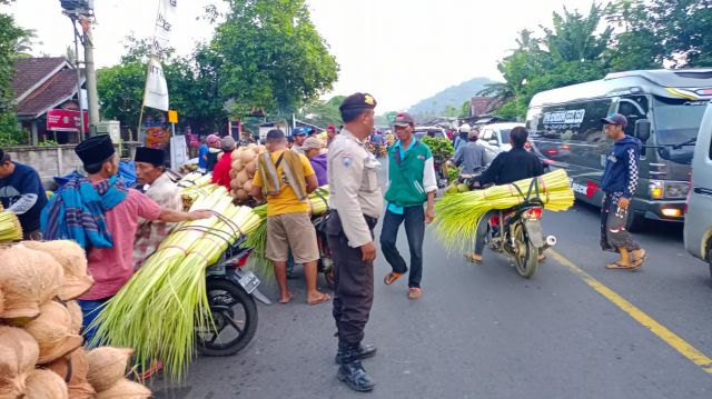Janur Mulai Bermunculan Jelang Riyoyo Pitu di Pasar Ranuyoso Lumajang 