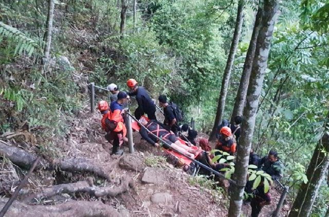 Pengunjung Air Terjun Kapas Biru Pronojiwo Lumajang Cedera