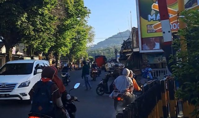 Waspada Pasar Klakah Jadi Titik Kemacetan Jalur Lumajang-Probolinggo
