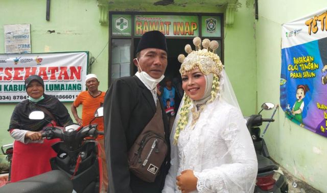 Dua Sejoli Gelar Pernikahan di Posko Pengungsian Semeru Lumajang