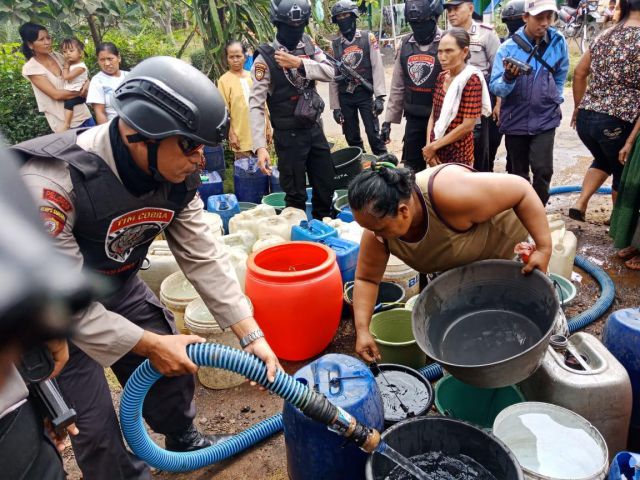 Kapolres dan Tim Cobra Lumajang Bantu Air Bersih ke Warga Dilanda Kekeringan
