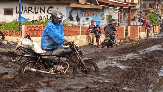 Banjir di Ranupani Lumajang Bawa Lumpur Tebal