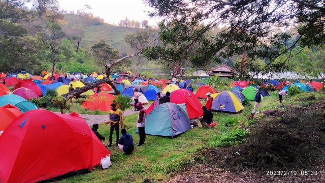 Tepi Danau Ranu Regulo Lumajang Jadi Lokasi Favorit Camping