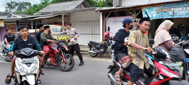 Dikira Tilangan di Desa Pasrujambe Lumajang, Ternyata Polisi Bagikan Takjil Gratis 