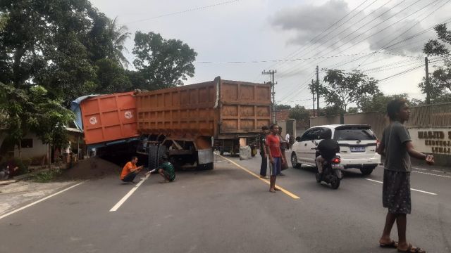 Tronton Seruduk Truk Parkir Pinggir Jalan Kedungjajang Lumajang