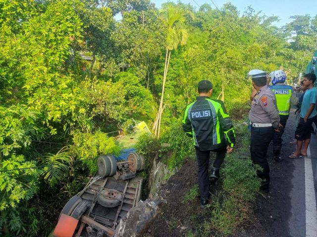 Kecelakaan Tunggal Truk di Ranuyoso Lumajang Nyungsep ke Jurang